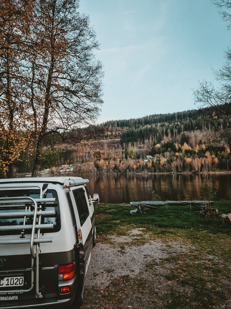 KÖLLEFORNIA-CAMPER-VW-T4-Retro-Bulli-steht-am-See