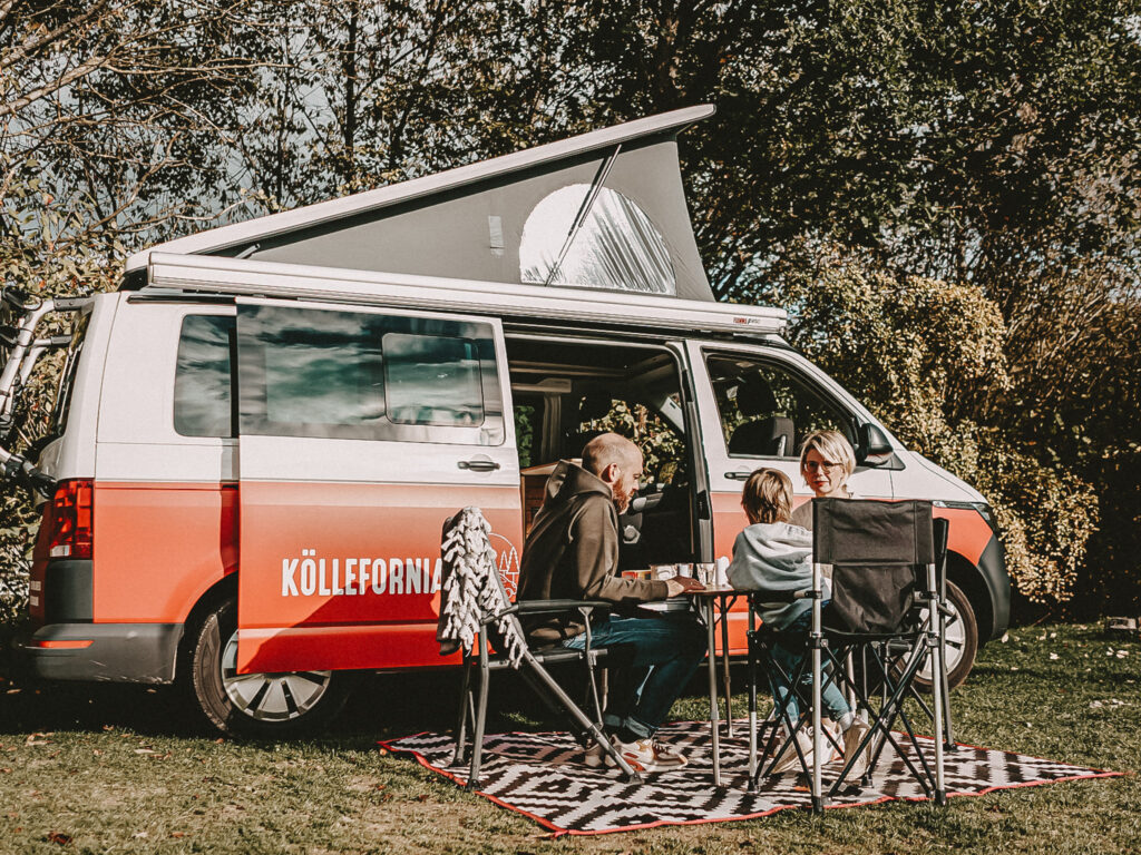 Campingtisch und Stühle sind immer an Bord